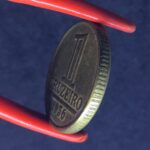 1 Cruzeiro  1956  Bronze-Alumínio   MBC   (módulo reduzido)  Série Armas da República - Imagem 3