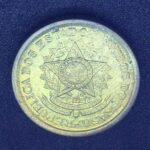 50 Centavos  1956  Bronze-Alumínio   Soberba  (módulo reduzido)  Série Armas da República - Imagem 2