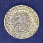50 Centavos  1956  Bronze-Alumínio   MBC  (módulo reduzido)  Série Armas da República - Imagem 2