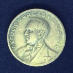 20 Centavos 1947  Bronze-Alumínio  MBC  GETÚLIO VARGAS - Imagem 2