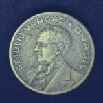 20 Centavos 1945  Bronze-Alumínio  MBC   s/ sigla   GETÚLIO VARGAS - Imagem 2