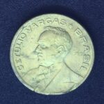 20 Centavos 1944  Bronze-Alumínio  MBC    s/ sigla   GETÚLIO VARGAS - Imagem 2